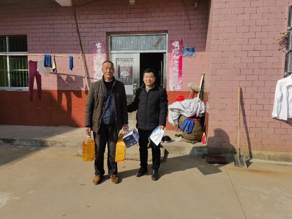局帮扶干部深入结对户家中走访慰问.jpg
