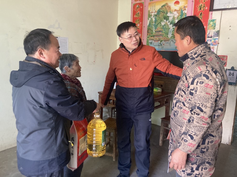 1月24日，市机关事务管理服务中心赴枞阳县汤沟镇新农村开展“冬日暖阳”主题活动.jpg