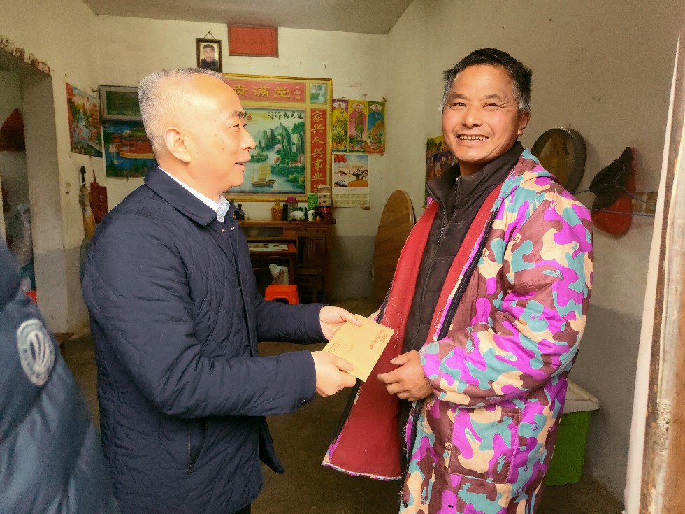 1月16日，市检察院赴枞阳县义津镇双兴村、菁华村开展“冬日暖阳”主题活动.jpg