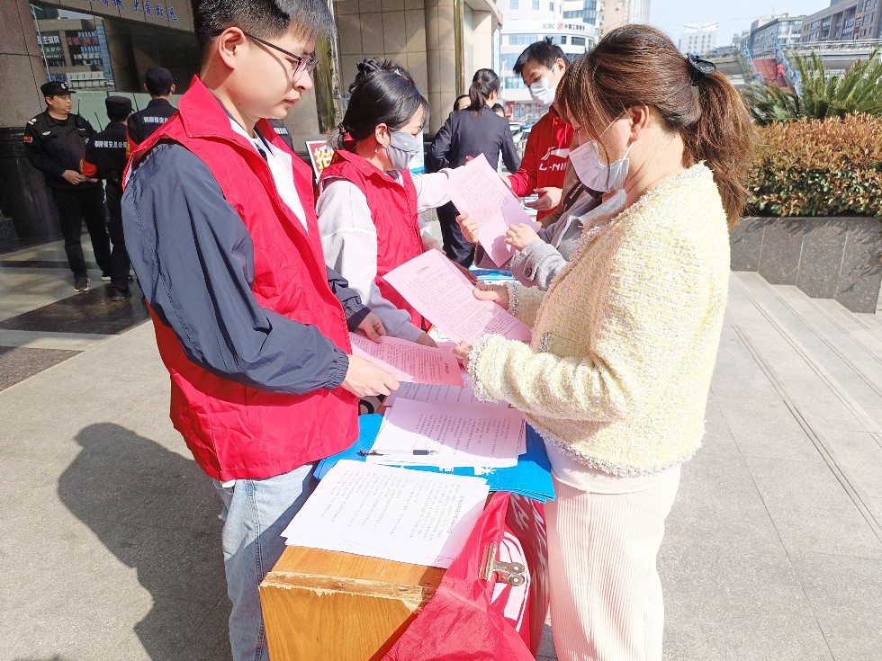 市公共资源交易中心开展文明城市创建党员志愿服务活动1.jpg