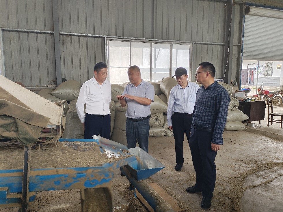 3.淡水豚保护区管理局赴结对帮扶村开展宣讲和调研活动2.jpg