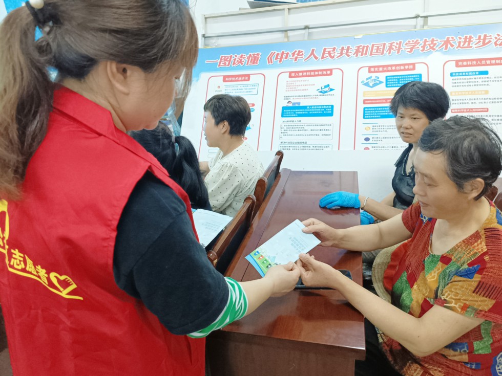 1.市公共资源交易中心开展共建服务活动2.jpg