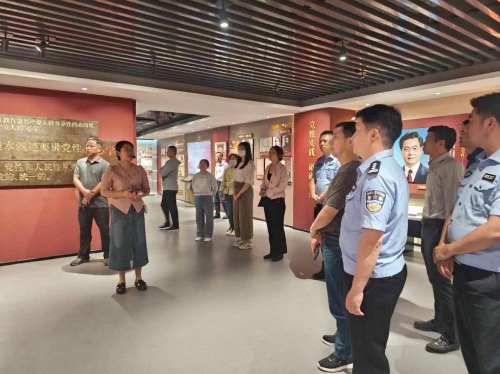 7.市政府研究室组织参观铜陵市党性党风党纪教育馆.jpg