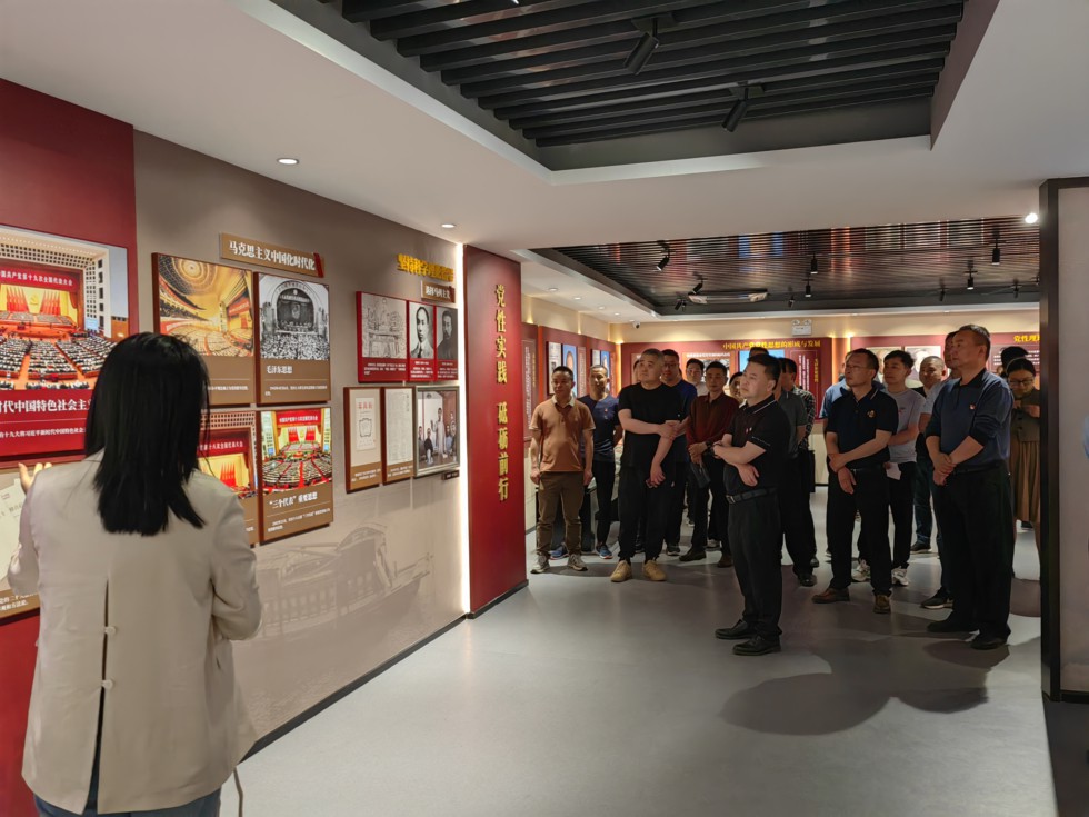 11.市城管执法局赴市党性党风党纪教育馆开展警示教育.jpg