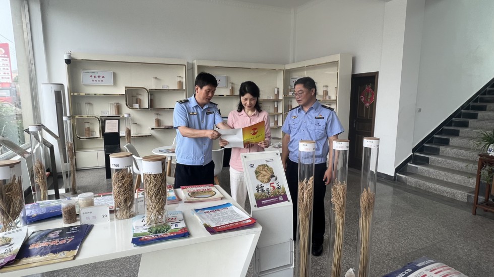 10.市农业农村局开展民法典普法宣传活动.jpg