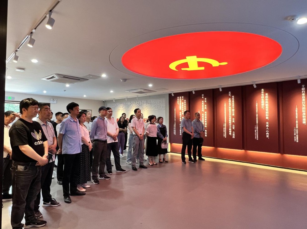 11.市民政局组织参观铜陵市党性党风党纪教育馆1.jpg