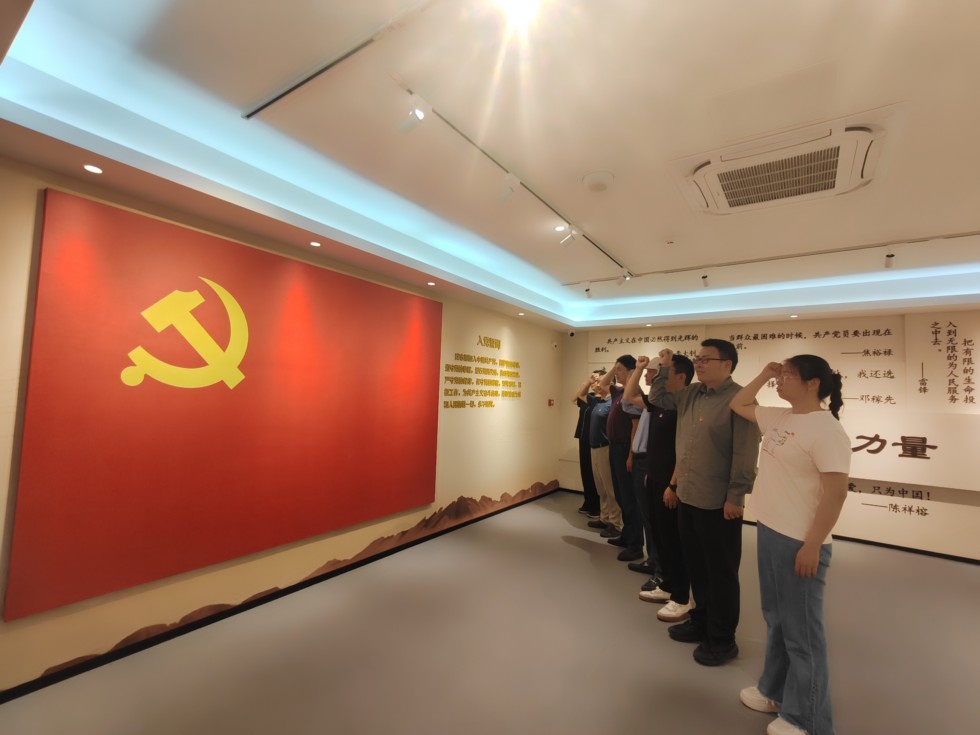 4.市邮政管理局开展“明纪于心、守纪于行”主题党日活动 (1).jpg