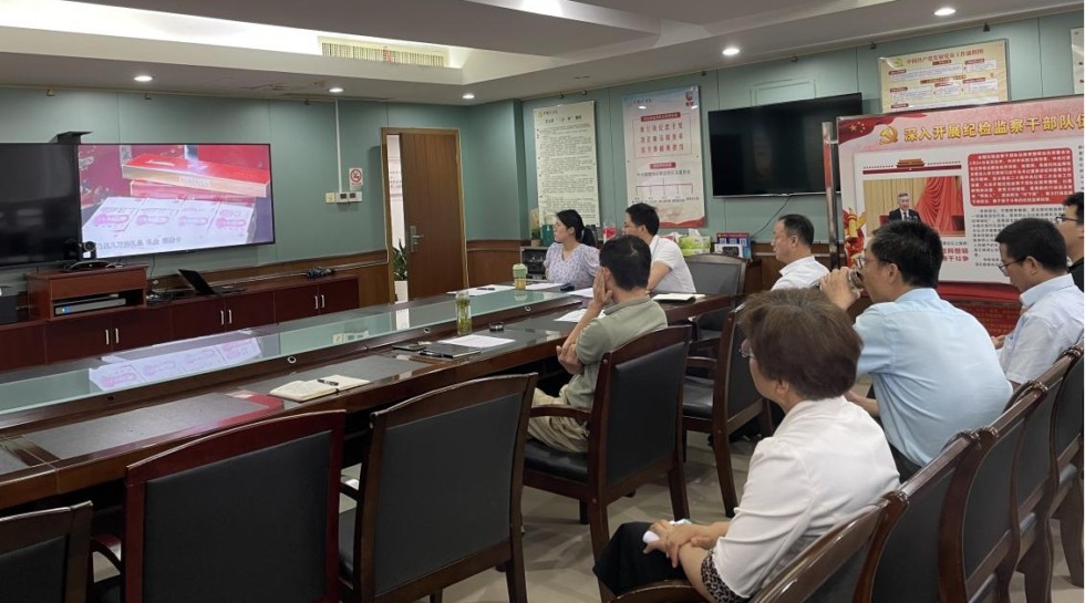 2.市纪委观看警示片.jpg