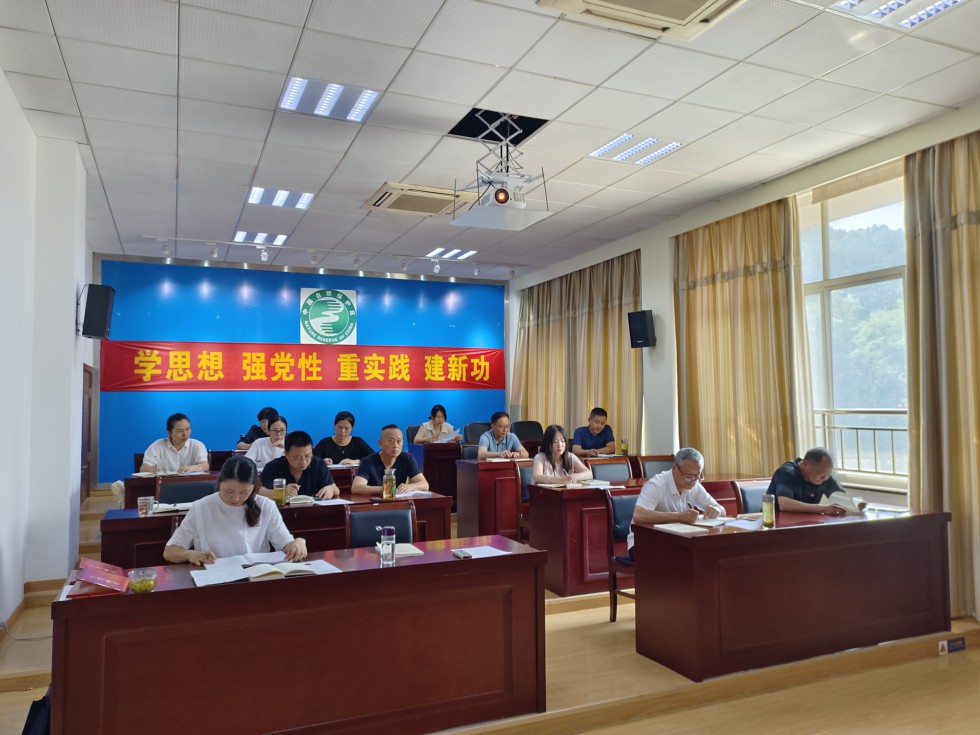 2.淡水豚保护区管理局开展深入贯彻中央八项规定精神学习教育专题党课 (1).jpg