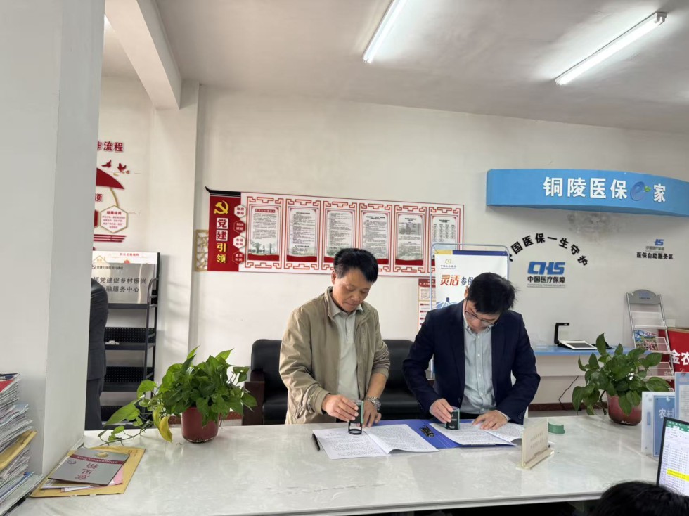 市直机关工委送法进村，后河村便民法律服务点揭牌 (2).jpg