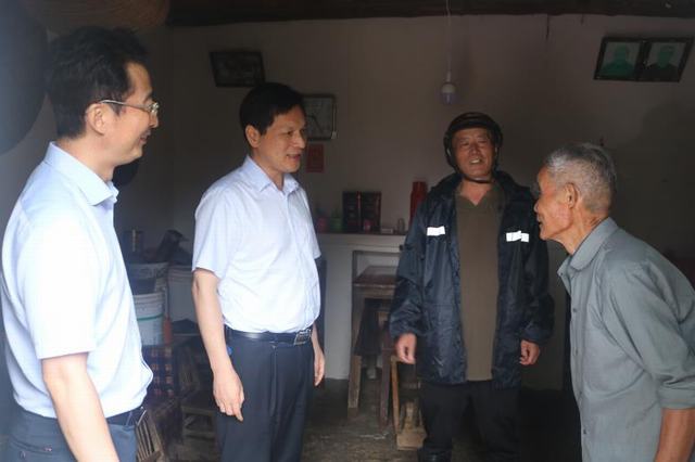 市领导潘荣华调研指导官渡村防汛工作