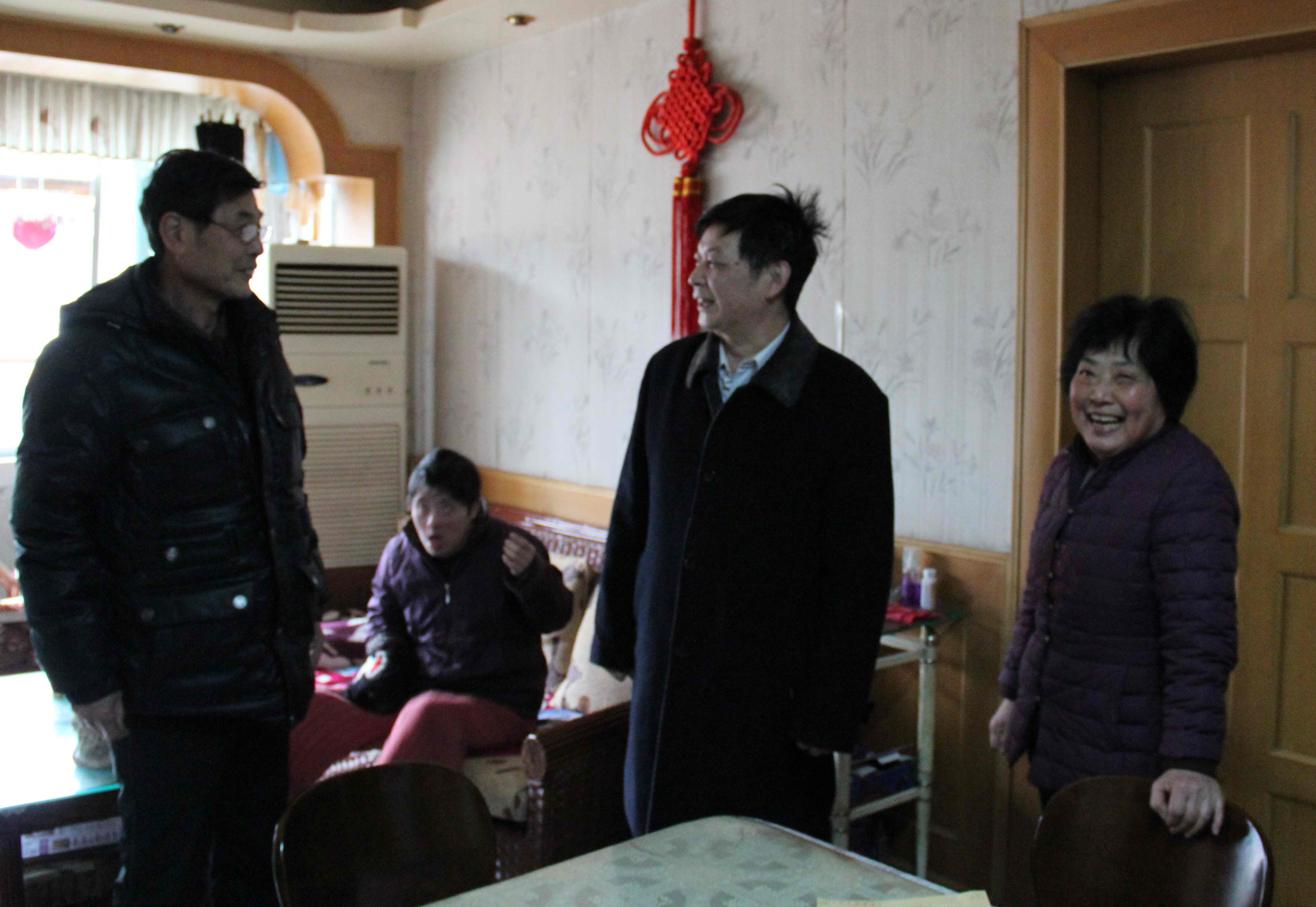 市直工委组织慰问困难党员-铜陵市机关党建网
